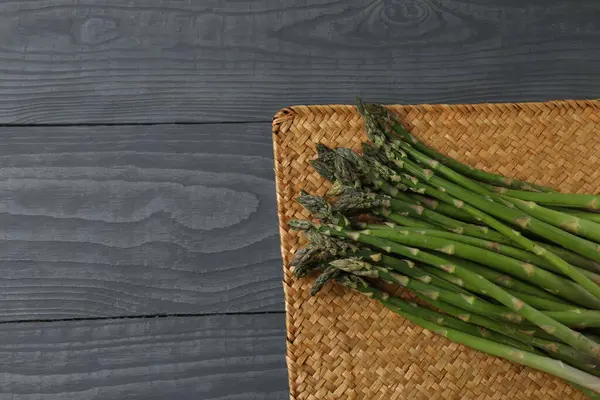 Siyah arka planda taze yeşil kuşkonmaz