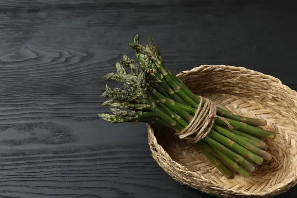 Siyah arka planda taze yeşil kuşkonmaz