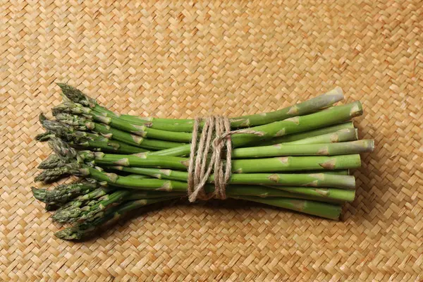 Tahta arka planda taze yeşil kuşkonmaz.