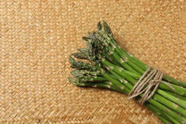 Tahta arka planda taze yeşil kuşkonmaz.