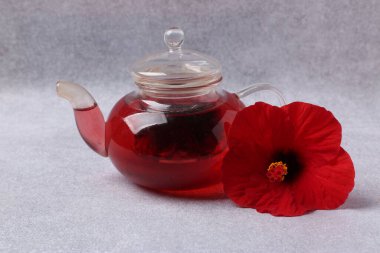 Bavul, şapka ve güneş gözlüğü, ahşap bavulun yanında.