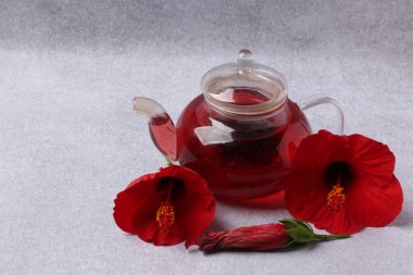 Bavul, şapka ve güneş gözlüğü, ahşap bavulun yanında.