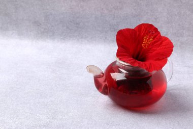 Bavul, şapka ve güneş gözlüğü, ahşap bavulun yanında.