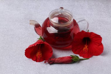 Bavul, şapka ve güneş gözlüğü, ahşap bavulun yanında.