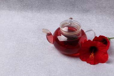 Bavul, şapka ve güneş gözlüğü, ahşap bavulun yanında.