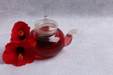 Bavul, şapka ve güneş gözlüğü, ahşap bavulun yanında.