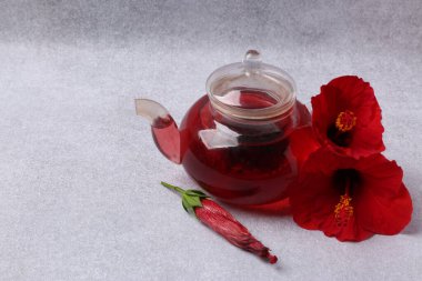 Bavul, şapka ve güneş gözlüğü, ahşap bavulun yanında.