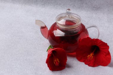 Bavul, şapka ve güneş gözlüğü, ahşap bavulun yanında.