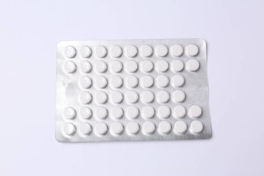 Bavul, şapka ve güneş gözlüğü, ahşap bavulun yanında.