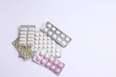 Bavul, şapka ve güneş gözlüğü, ahşap bavulun yanında.