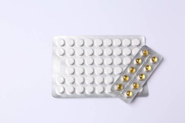 Bavul, şapka ve güneş gözlüğü, ahşap bavulun yanında.