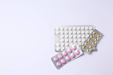 Bavul, şapka ve güneş gözlüğü, ahşap bavulun yanında.