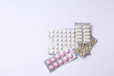 Bavul, şapka ve güneş gözlüğü, ahşap bavulun yanında.