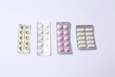 Bavul, şapka ve güneş gözlüğü, ahşap bavulun yanında.