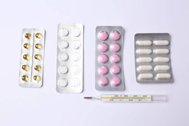 Bavul, şapka ve güneş gözlüğü, ahşap bavulun yanında.