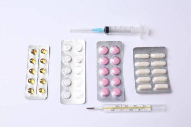 Bavul, şapka ve güneş gözlüğü, ahşap bavulun yanında.