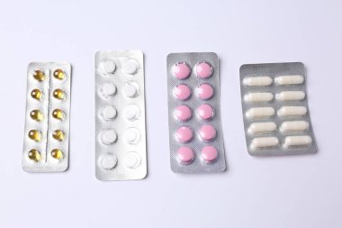 blister paketleri beyaz zemin üzerine hap