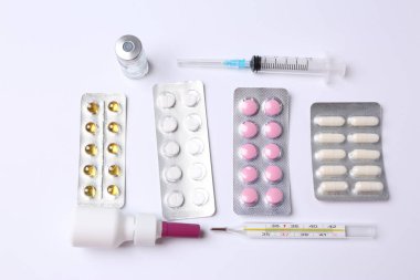 Tıbbi haplar, termometre, tıbbi termometre ve beyaz arka planda termometre.