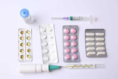 Tıbbi ilaçlar, beyaz arka planda şırınga.