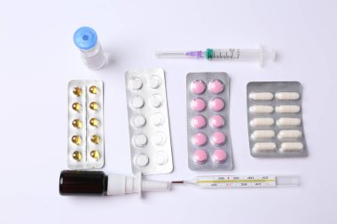 Termometresi ve beyaz arka planda termometresi olan bir su toplayıcı paketinde haplar.