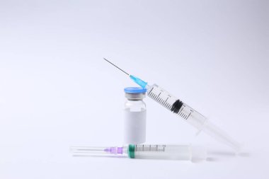 Tıbbi şırınga ve beyaz arka planda enjeksiyon. tıp konsepti
