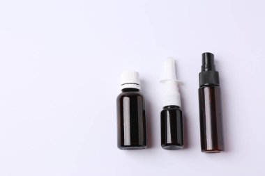 Pipetli cam şişe, serum, damlalık, beyaz arka planda pipet. Kozmetik serumu. Yüz için doğal kozmetik ürünü