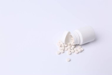 İçinde beyaz haplar olan haplar. tıbbi konsept