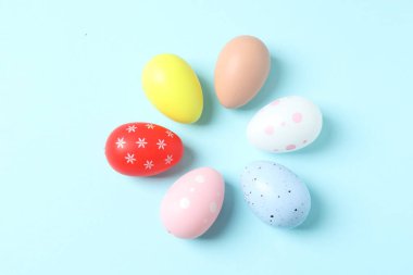 Paskalya yumurtaları pembe arka planda tavşan şeklinde. en üstteki görünüm.