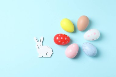 Mavi arka planda tavşanlı paskalya yumurtası. Kopyalama alanı olan üst görünüm