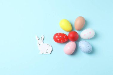 Renkli arka planda paskalya yumurtası ve tavşan