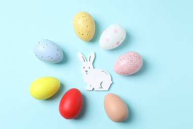 Pastel renkli arkaplanda Paskalya bayramı kompozisyonu