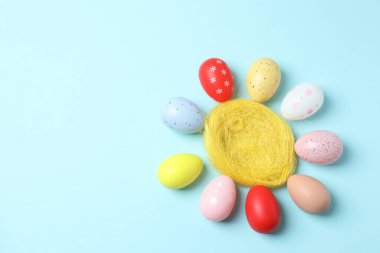 Paskalya arka plan ile renkli yumurta yuvada.
