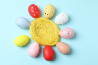 Renkli arka planda dekoratif paskalya yumurtalarıyla kompozisyon