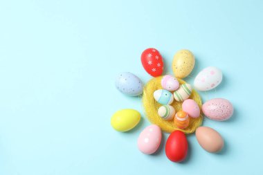 Mavi arka planda Paskalya yumurtaları ve renkli Paskalya yumurtaları..