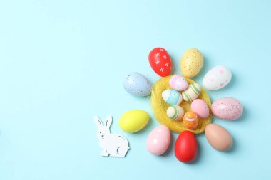 Renkli arka planda fotokopi alanı olan renkli paskalya yumurtaları. tatil konsepti. düz yatış, üst görünüm.