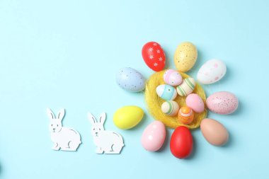 Paskalya yumurtaları ve dekoratif tavşan. düz yat