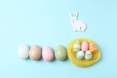 Renkli Paskalya yumurtaları ve bunny beyaz arka plan üzerinde