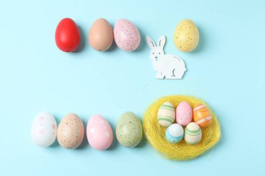 Renkli arka planda Paskalya yumurtası ve tavşan
