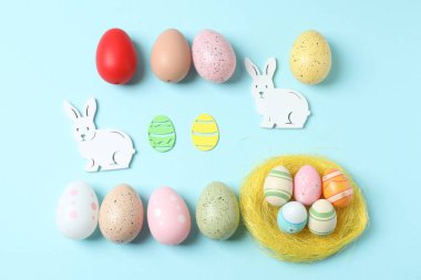 Açık arkaplan üzerine renkli paskalya kompozisyonu ve metin için boşluk