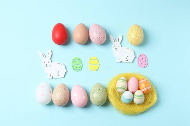 Tavşan ve tavuklu renkli Paskalya yumurtaları