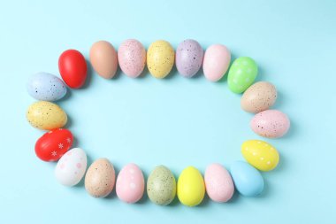 Paskalya renkli yumurtalar pastel renkler, üst görünüm.