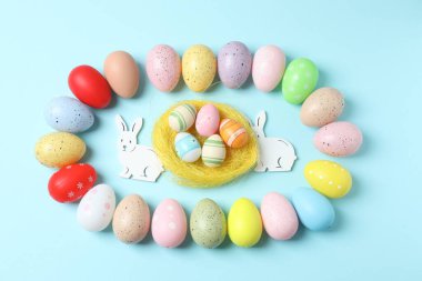 Renkli arkaplanlı şirin tavşanlı renkli Paskalya yumurtaları