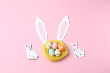 Paskalya tatili arka planında şirin tavşan ve yumurtalar var.