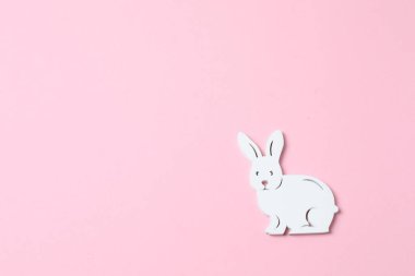 Pembe arka planda Paskalya tavşanı. Pembe arka planda Paskalya tavşanı.