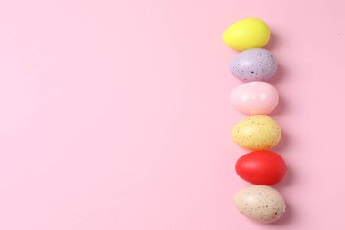Pembe arka planda beyaz ve pembe pastel renkli renkli renkli Paskalya yumurtaları. Düz yatış, üst manzara. kopyalama alanı. asgari paskalya kartı