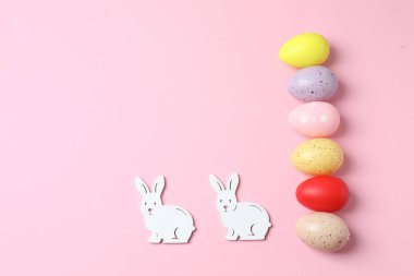 Pembe arka planda paskalya yumurtaları.
