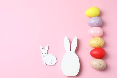Beyaz arka planda tavşan olan paskalya yumurtaları. Üst görünüm, düz uzanma.