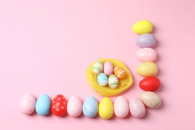 Paskalya bayramı arkaplanı, paskalya yumurtaları, üst manzara, düz yatak. Paskalya konsepti.