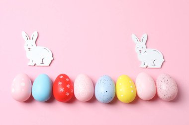 Pastel pembe bir arka plan üzerinde Paskalya yumurtaları