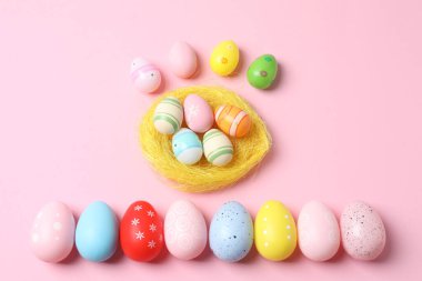 Renkli Paskalya yumurtalarının kompozisyonu